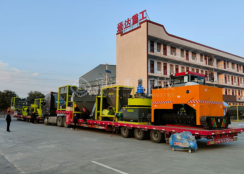 年產(chǎn)五萬(wàn)噸有機(jī)肥生產(chǎn)線發(fā)貨現(xiàn)場(chǎng) 年產(chǎn)五萬(wàn)噸有機(jī)肥生產(chǎn)線發(fā)貨現(xiàn)場(chǎng)